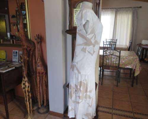 Cool vintage 2 piece skirt suit. White/light brown graphic pattern.Size 42/18 Miss LYNN by MANHATTAN