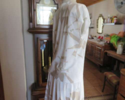 Cool vintage 2 piece skirt suit. White/light brown graphic pattern.Size 42/18 Miss LYNN by MANHATTAN