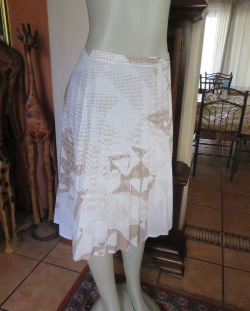 Cool vintage 2 piece skirt suit. White/light brown graphic pattern.Size 42/18 Miss LYNN by MANHATTAN