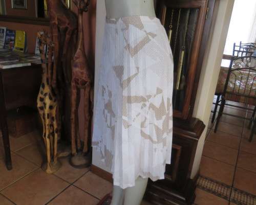 Cool vintage 2 piece skirt suit. White/light brown graphic pattern.Size 42/18 Miss LYNN by MANHATTAN