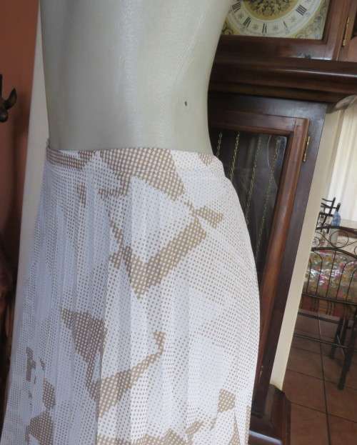 Cool vintage 2 piece skirt suit. White/light brown graphic pattern.Size 42/18 Miss LYNN by MANHATTAN