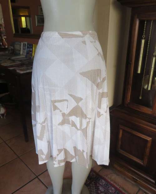 Cool vintage 2 piece skirt suit. White/light brown graphic pattern.Size 42/18 Miss LYNN by MANHATTAN
