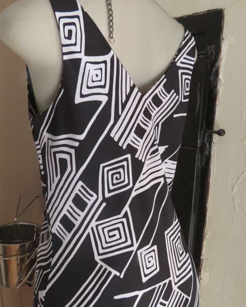 Sleek monochrome ankle length polyester dress in geometric print.Cowl neckline.Size 36/12  MILADY`S