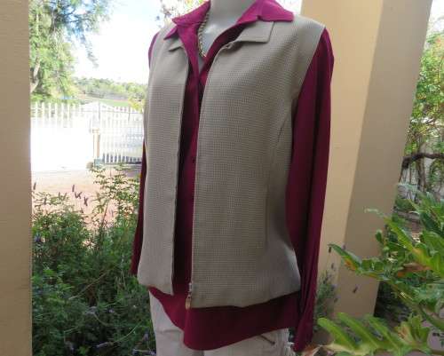 Smart zip up sleeveless waistcoat in wheat/beige check size 36/12.Textured polycotton.New
