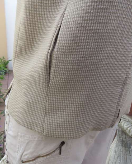 Smart zip up sleeveless waistcoat in wheat/beige check size 36/12.Textured polycotton.New