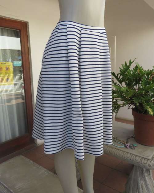 Cheeky white/navy horizontal striped textured stretch polyester skirt by NEWS size 38.Side pockets.