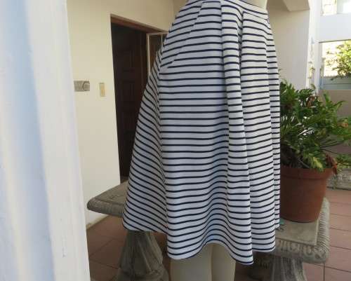 Cheeky white/navy horizontal striped textured stretch polyester skirt by NEWS size 38.Side pockets.