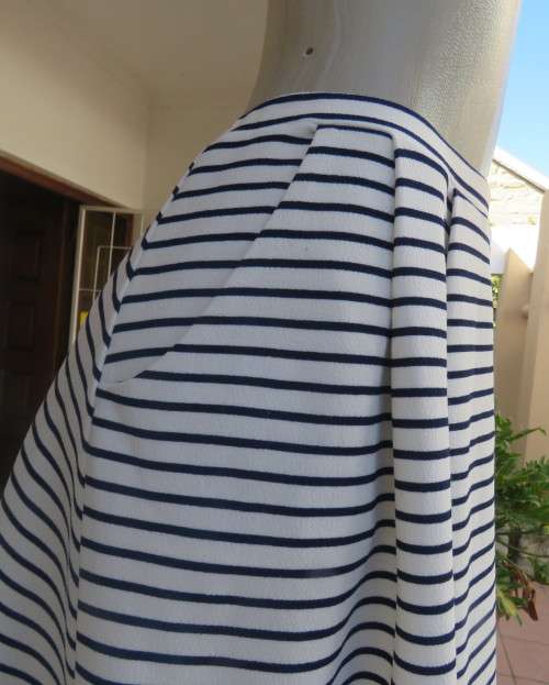 Cheeky white/navy horizontal striped textured stretch polyester skirt by NEWS size 38.Side pockets.