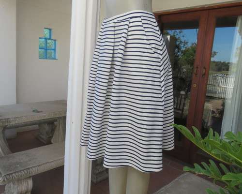 Cheeky white/navy horizontal striped textured stretch polyester skirt by NEWS size 38.Side pockets.