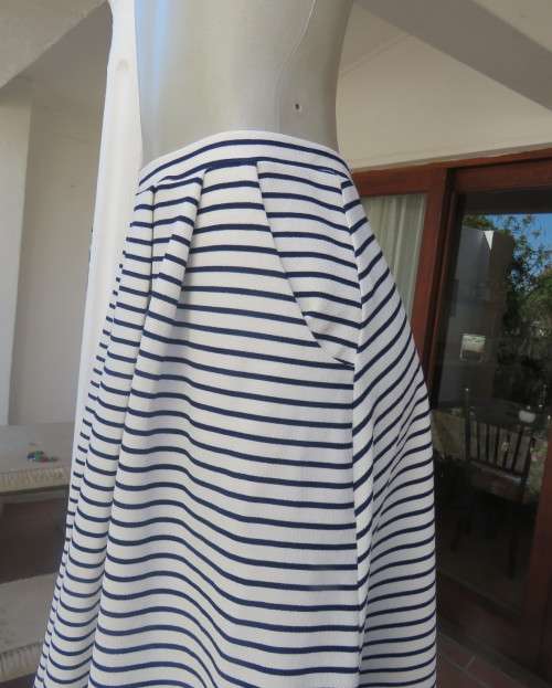 Cheeky white/navy horizontal striped textured stretch polyester skirt by NEWS size 38.Side pockets.