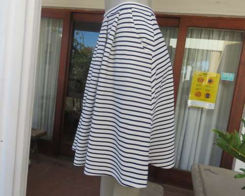 Cheeky white/navy horizontal striped textured stretch polyester skirt by NEWS size 38.Side pockets.