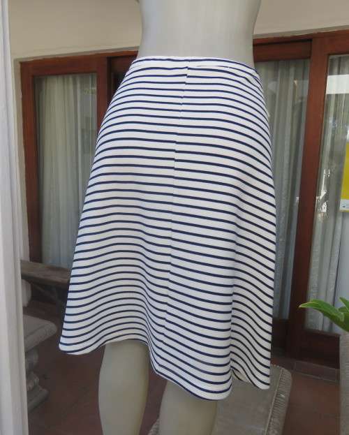 Cheeky white/navy horizontal striped textured stretch polyester skirt by NEWS size 38.Side pockets.