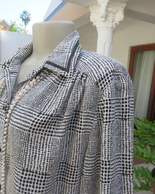 Make a statement in this black/white check long sleeve button down boutique made size 44/20 blouse.