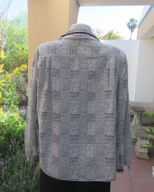 Make a statement in this black/white check long sleeve button down boutique made size 44/20 blouse.