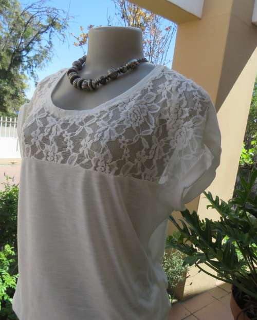 Lovely white blouson slip over top in cotton/viscose stretch.Elasticated hem.Size 36 to 38.Lace yoke