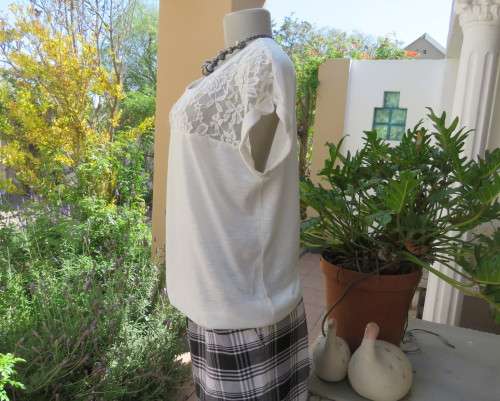 Lovely white blouson slip over top in cotton/viscose stretch.Elasticated hem.Size 36 to 38.Lace yoke