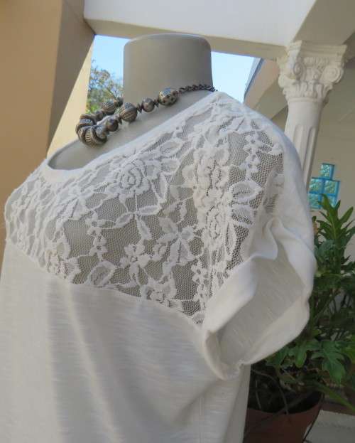 Lovely white blouson slip over top in cotton/viscose stretch.Elasticated hem.Size 36 to 38.Lace yoke