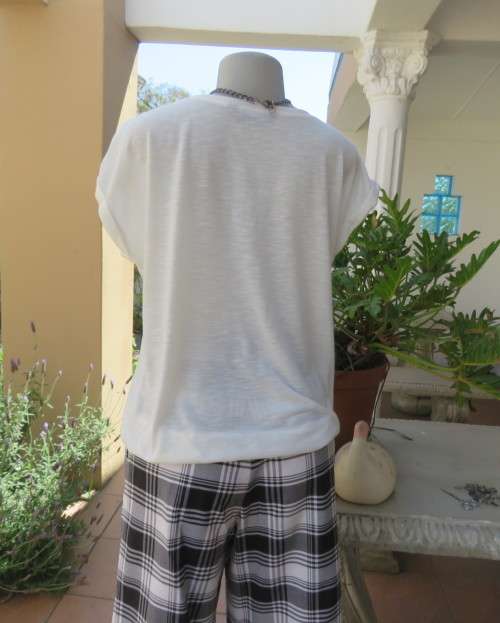 Lovely white blouson slip over top in cotton/viscose stretch.Elasticated hem.Size 36 to 38.Lace yoke