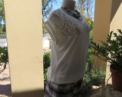 Lovely white blouson slip over top in cotton/viscose stretch.Elasticated hem.Size 36 to 38.Lace yoke