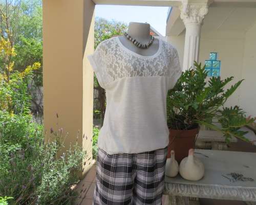 Lovely white blouson slip over top in cotton/viscose stretch.Elasticated hem.Size 36 to 38.Lace yoke