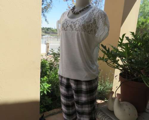 Lovely white blouson slip over top in cotton/viscose stretch.Elasticated hem.Size 36 to 38.Lace yoke