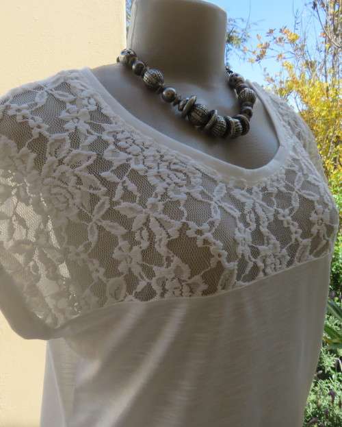 Lovely white blouson slip over top in cotton/viscose stretch.Elasticated hem.Size 36 to 38.Lace yoke