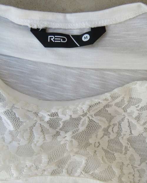 Lovely white blouson slip over top in cotton/viscose stretch.Elasticated hem.Size 36 to 38.Lace yoke