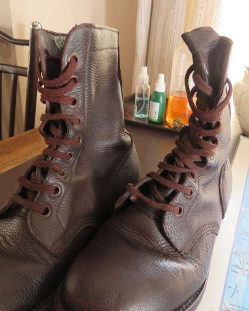 SADF brown genuine leather boots by DWS size 8. Issued 2004. Army size 262M, With laces.Good cond.