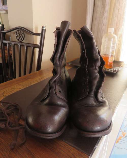 SADF brown leather army boots in size 9 by DWS issued 2010. Army size 270W.Laces included.Good cond.