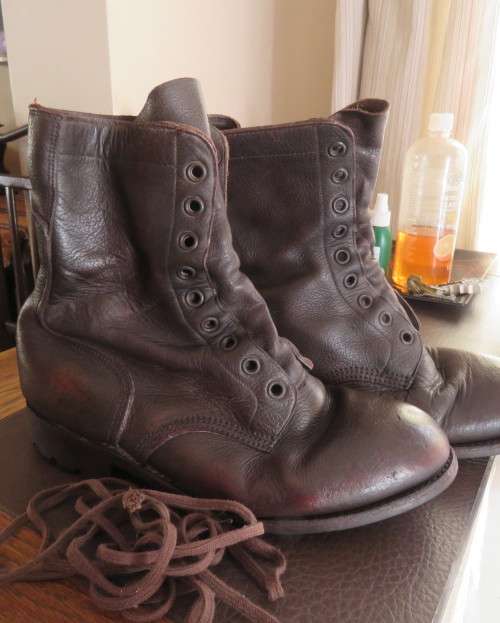 SADF brown leather army boots in size 9 by DWS issued 2010. Army size 270W.Laces included.Good cond.