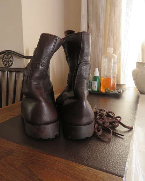 SADF brown leather army boots in size 9 by DWS issued 2010. Army size 270W.Laces included.Good cond.