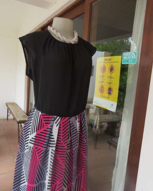 Stunning 2 pc 80`s sleeveless dress open jacket in poly/nylon Bottom lined. Size 40 by SWING SET