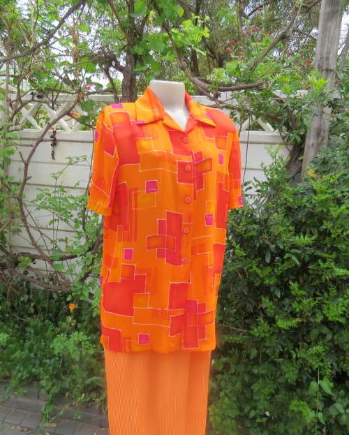 Bright, beautiful as new short sleeve top in orange shade blocks with pink. Size 40/16 by DESIGN.