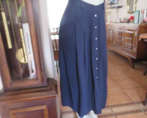Smart,comfy creased viscose navy skirt size 44/20 by WOOLWORTHS.Flat front with pleats.Buttons.