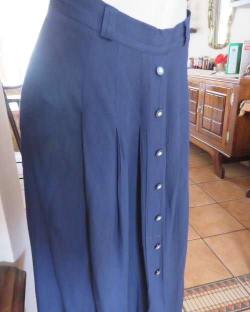 Smart,comfy creased viscose navy skirt size 44/20 by WOOLWORTHS.Flat front with pleats.Buttons.