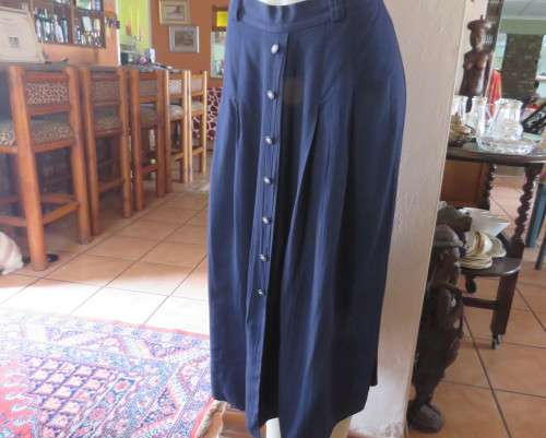 Smart,comfy creased viscose navy skirt size 44/20 by WOOLWORTHS.Flat front with pleats.Buttons.