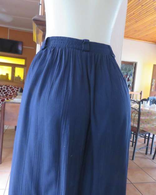 Smart,comfy creased viscose navy skirt size 44/20 by WOOLWORTHS.Flat front with pleats.Buttons.