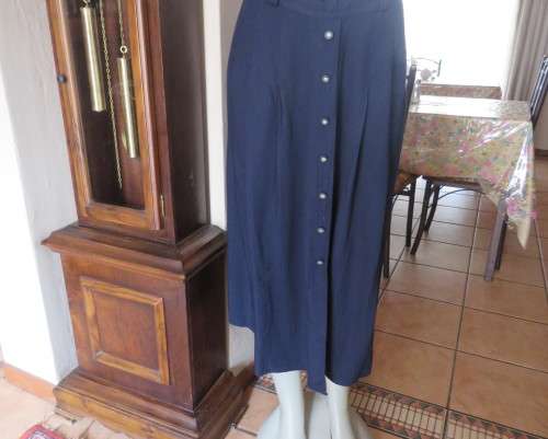 Smart,comfy creased viscose navy skirt size 44/20 by WOOLWORTHS.Flat front with pleats.Buttons.