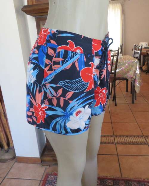 Holiday mood boarshorts!! Navy with red/white floral pattern.Front pockets.Front tiestrings.Size 36.