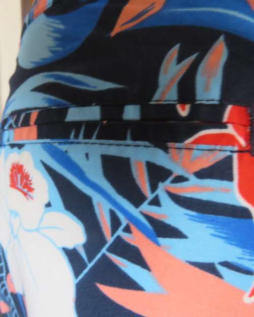 Holiday mood boarshorts!! Navy with red/white floral pattern.Front pockets.Front tiestrings.Size 36.