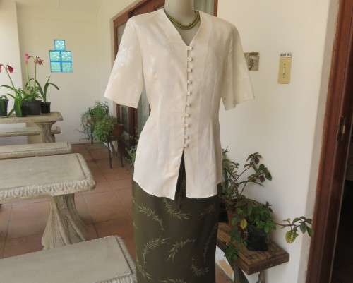 Tailored cream JANE WARREN top in crinkled/embossed polyester.Size 36.Loops/button front.As new
