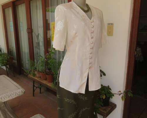 Tailored cream JANE WARREN top in crinkled/embossed polyester.Size 36.Loops/button front.As new