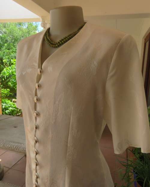 Tailored cream JANE WARREN top in crinkled/embossed polyester.Size 36.Loops/button front.As new