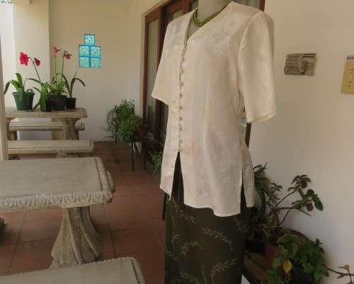 Tailored cream JANE WARREN top in crinkled/embossed polyester.Size 36.Loops/button front.As new