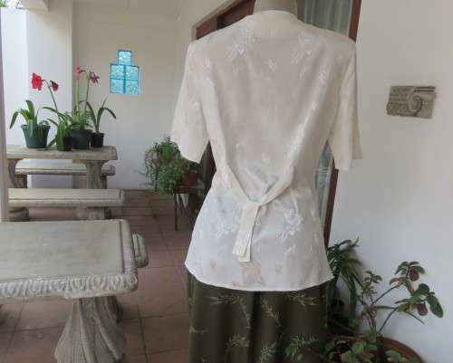 Tailored cream JANE WARREN top in crinkled/embossed polyester.Size 36.Loops/button front.As new
