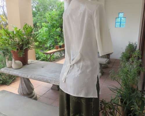 Tailored cream JANE WARREN top in crinkled/embossed polyester.Size 36.Loops/button front.As new