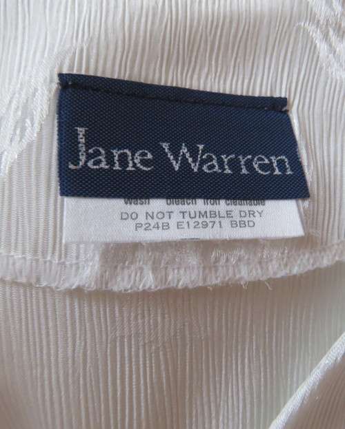 Tailored cream JANE WARREN top in crinkled/embossed polyester.Size 36.Loops/button front.As new