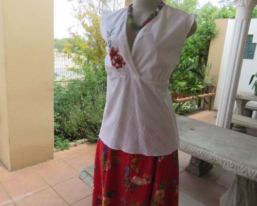 Sleeveless white 100%cotton embossed empire top.Crossover bust.Floral print decoration.42