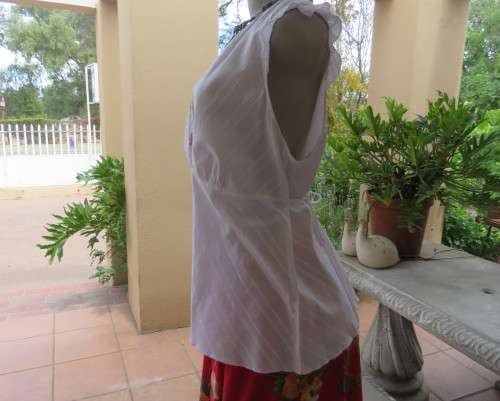Sleeveless white 100%cotton embossed empire top.Crossover bust.Floral print decoration.42