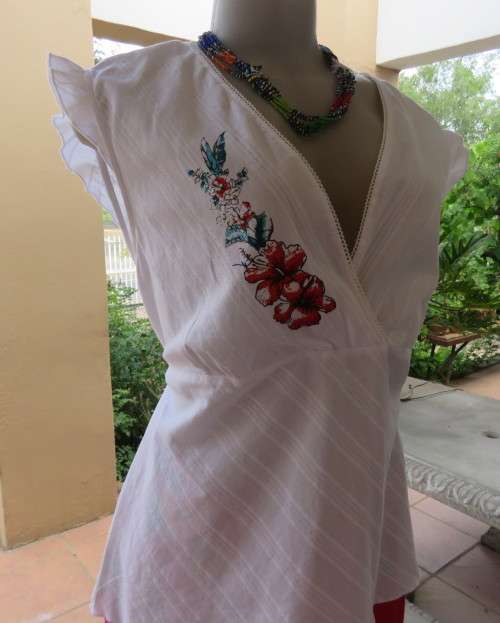 Sleeveless white 100%cotton embossed empire top.Crossover bust.Floral print decoration.42